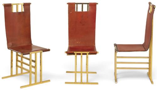  Conjunto de tres sillas de respaldo alto. 

Estructura metálica geométrica con acabado dorado o latonado, formada por montantes y travesaños rectangulares y apoyos inferiores en T.