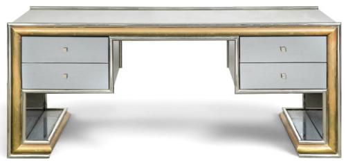  Mesa de despacho con cuatro cajones distribuidos en dos cuerpos laterales.