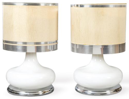  Pareja de lámparas de mesa compuesta por una base bulbosa en vidrio opalino de color blanco