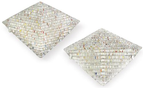  Pareja de apliques de pared, con difusores de vidrio transparente de contorno cuadrangular, con pequeños trozos de colores.