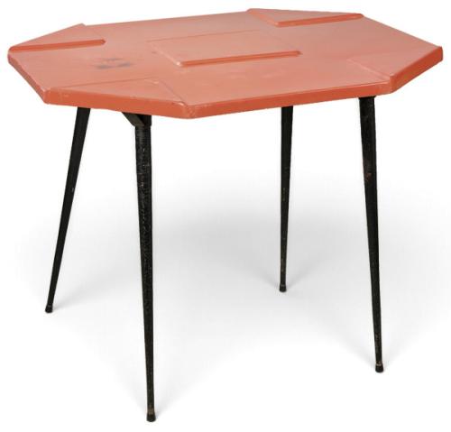  Mesa con tablero octogonal de fibra de vidrio y acabado rojo, decorado en su superficie mediante elementos geométricos en relieve.
