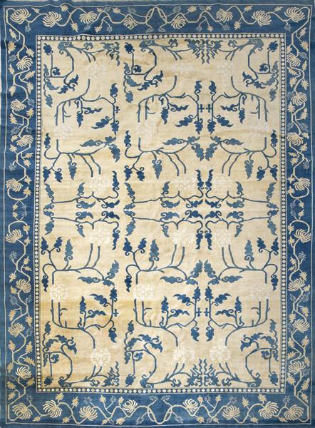  Alfombra de lana china con campo claro y cenefa azul.
