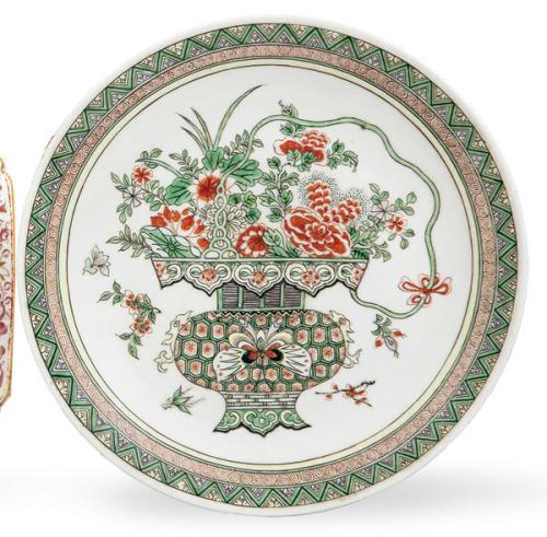  Plato de porcelana china con esmaltes de la Familia Verde, S. XX