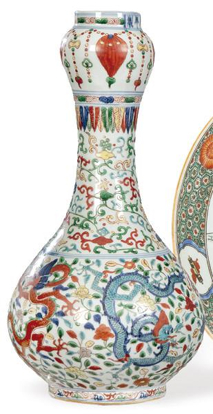  Jarrón de cuello largo de porcelana china con esmaltes tipo woucai, con marca apócrifa de Jiajing (1522-1566) en la boca S. XX.
