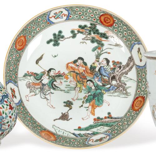  Gran plato de porcelana china con esmaltes de la Familia Verde, S. XX.