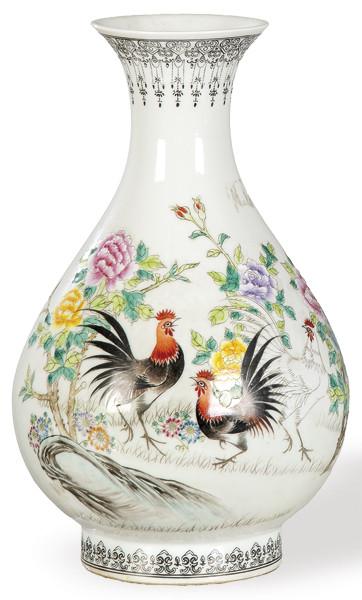  Jarrón de porcelana china con esmaltes polícromos y marca de sello apócrifa de Qianlong h. 1960.
