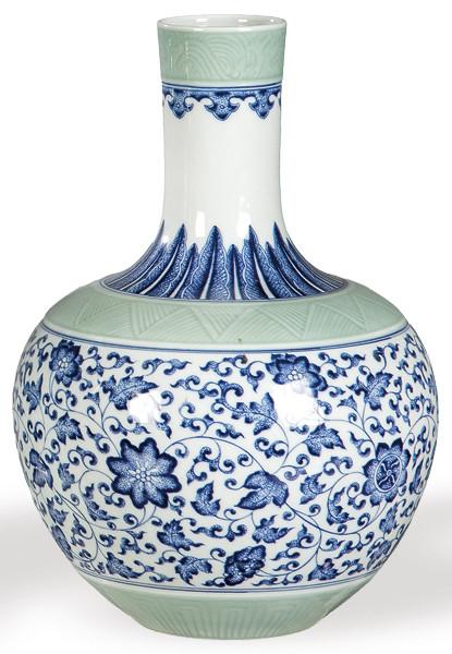  Jarrón de cuello largo de porcelana china azul y blanco y celadón, con marca apócrifa en la base de Qianlong, tercer cuarto del S. XX.