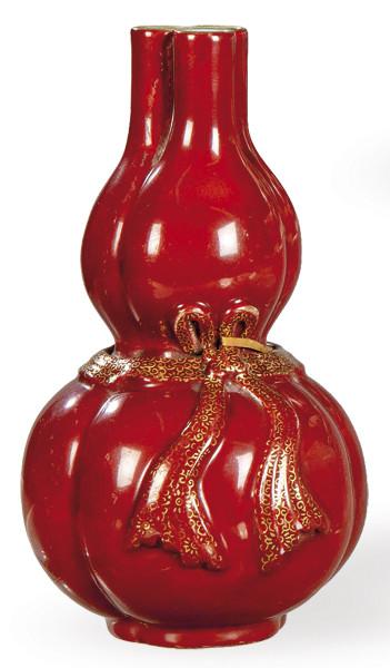  Pequeño jarrón triple boca en forma de dobles calabazas adosadas, de porcelana china con vidriado rojo y oro, con marca de sello de época de Guanxu (1875-1908)