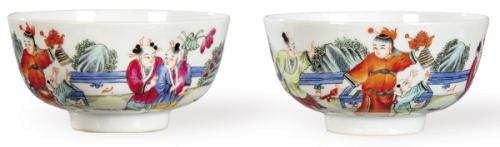  Pareja de cuencos de porcelana china con esmaltes polícromos, S. XX.
