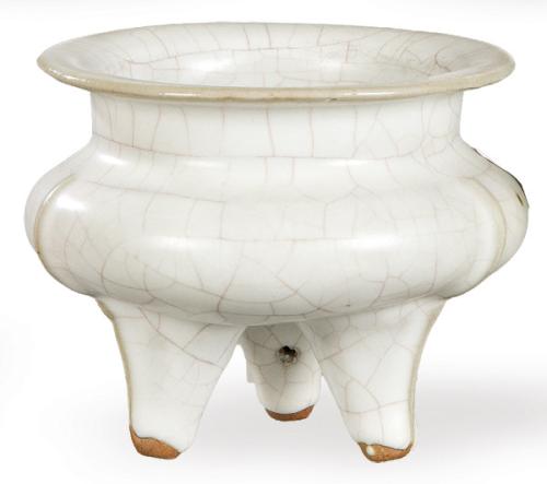  Incensario trípode de porcelana china blanca monócroma craquelada S. XX.