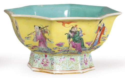  Pequeño cuenco de boca estrellada, de porcelana china con esmaltes polícromos, con marca de sello  de época de Guanxu (1875-1908)