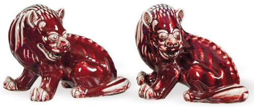  Pareja de leones de Foo en porcelana china vidriada Sangre de Toro, S. XX