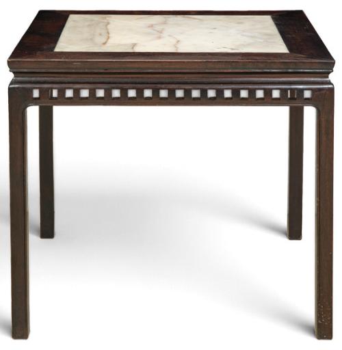  Mesa china de madera con tapa de mármol, con cintura calada, primera mitad S. XX