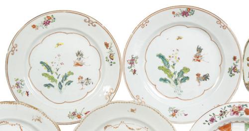  Pareja de platos de porcalana de Compañía de Indias, con esmaltes de la Familia Rosa, Dinastía Qing, época de Qianlong (1736-95)