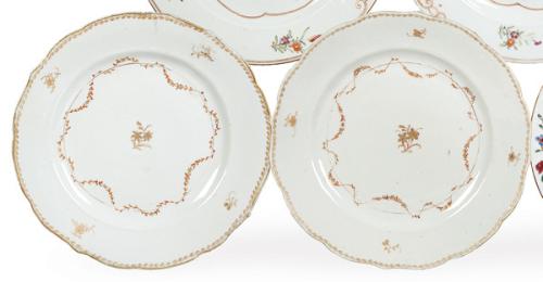  Pareja de platos de porcelana de Compañía de Indias con decoración dorada, Dinastía Qing, época de Qianlong (1736-95).