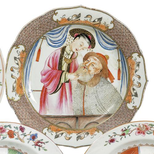  Plato de porcelana de Compañía de Indias con emaltes dela Familia Rosa y sepia, Dinastía Qing, época de Qianlong (1736-95)