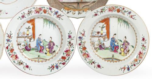  Pareja de platos hondos de porcelana de Compañía de Indias, con esmaltes de la Familia Rosa, Dinastía Qing, época de Qianlong (1736-95)