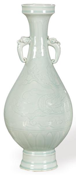 Jarrón de cuello largo de porcelana china con vidriado qingbai, S. XX