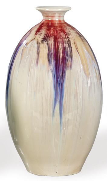  Jarrón ovoide de porcelana china flambeada sangre de buey, azul y blanco, con marca de sello realizado en Yingdezhen S. XX.