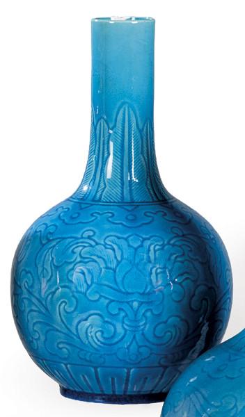  Jarrón de cuello largo de porcelana china con vidriado turquesa y decoración grabada, mediados S. XX.