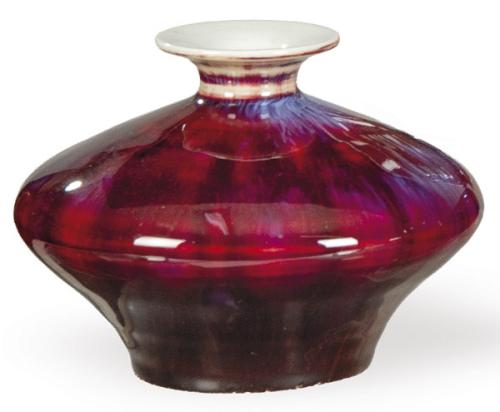  Jarrón tipo cebolla de porcelana china con vidriado Sangre de Toro flambeado S. XX.