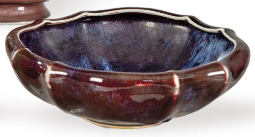  Centro de mesa de borde ondulado de porcelana china con vidriado Sangre de Toro flambeada, Dinastía Qing S. XIX.