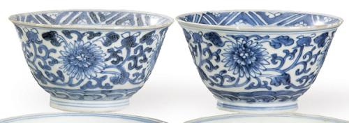  Pareja de cuencos de porcelana azul y blanca Dinastía Ming S. XVII procedentes de un pecio.