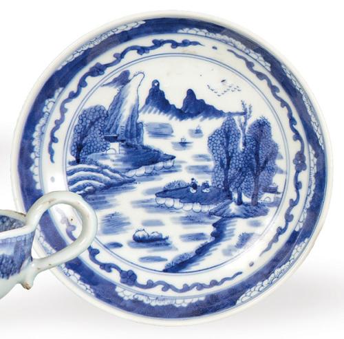  Plato de porcelana china con decoración azul y blanco Dinastía Qing época Kangxi (1662-1722).