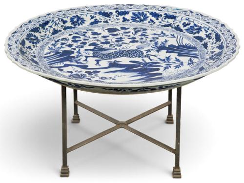  Mesa de centro realizada con un gran plato oriental de porcelana azul y blanco