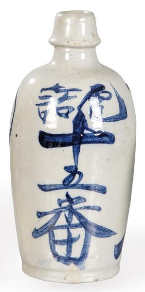  Botella japonesa para sake en gres con vidriado blanco y caractes en azul cobalto, Periodo Meiji (1868-1912)