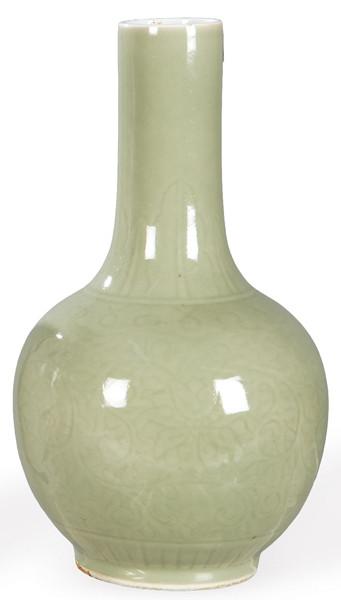  Jarrón de porcelana china con vidriado celadón y decoración grabada an-hua, h. 1970