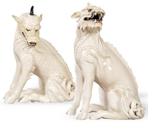  Pareja de kilin de cerámica blanca de Satsuma, Japón, Periodo Edo h. 1800-1850.