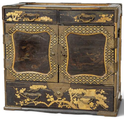  Mueble de almacenaje japonés de madera lacada con decoración en relieve, pintada y dorada, Periodo Meiji (1860-1912) h. 1880.