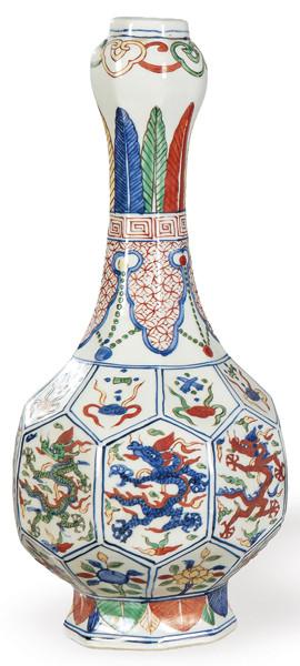  Jarrón de cuello largo de porcelana china con esmaltes tipo woucai, con marca apócrifa de Xuande (1426-1435) S. XX.