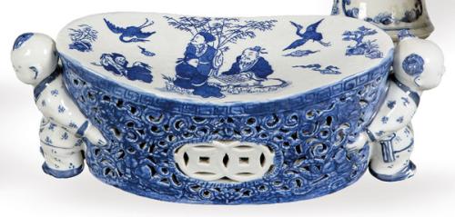  Almohada de porcelana china en porcelana azul y blanco S. XX.