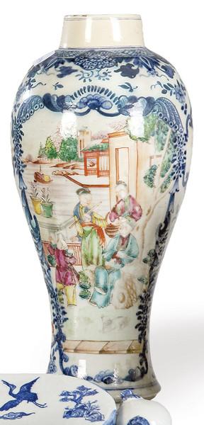  Jarrón abalustrado de porcelana china con esmaltes polícromos, China Dinastía Qing S. XIX.