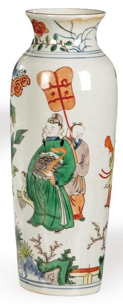  Jarrón de porcelana china con esmaltes de la Familia Verde, Dinastía Qing ff. S. XIX.